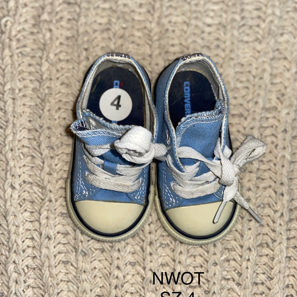 🌻💜 baby converse size 4 NWOT